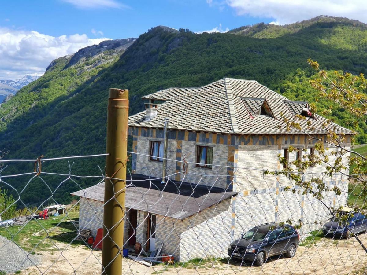 Bujtina E Tomorrit Hotel Ujanik ภายนอก รูปภาพ